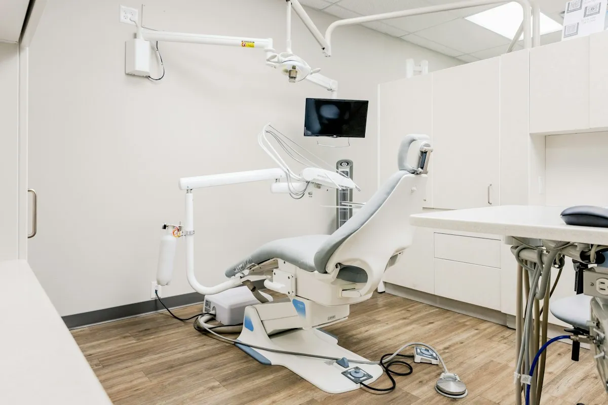 Lyst behandlingsrom på en tannklinikk